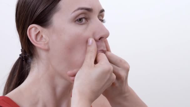 Portret Van Lachende Brunette Meisje Oefening Voor Versterking Van Spieren — Stockvideo