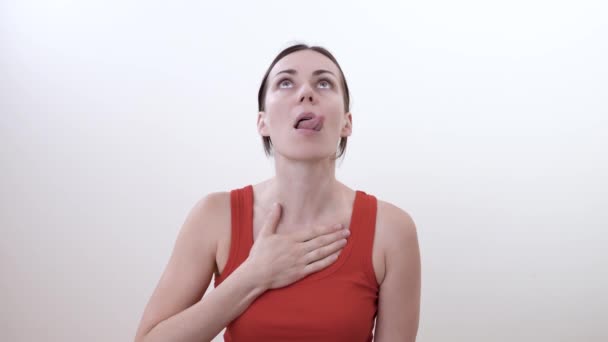 一个黑发妇女的肖像 做运动 以改善在下巴和颈部的区域 在白色背景上被隔离 — 图库视频影像