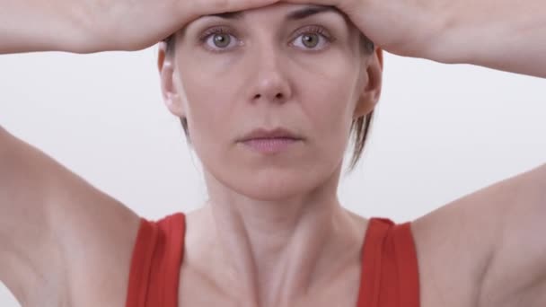 Porträtt Brunett Kvinna Gör Stärkande Övning Baksidan Halsen Isolerad Vit — Stockvideo