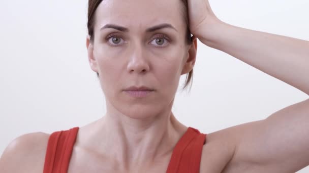 首の左側の筋肉の強化運動を行うブルネットの女性のクローズ アップ 白い背景に分離 — ストック動画