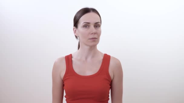 一个黑发女人的肖像 右转动头部 加强颈部运动 在白色背景上被隔离 — 图库视频影像