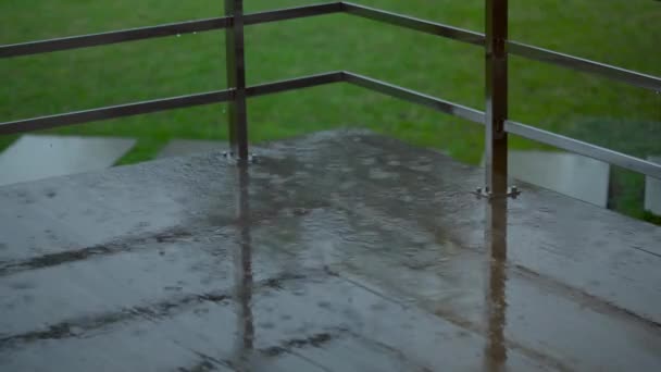 La lluvia cae sobre el azulejo en la terraza . — Vídeo de stock