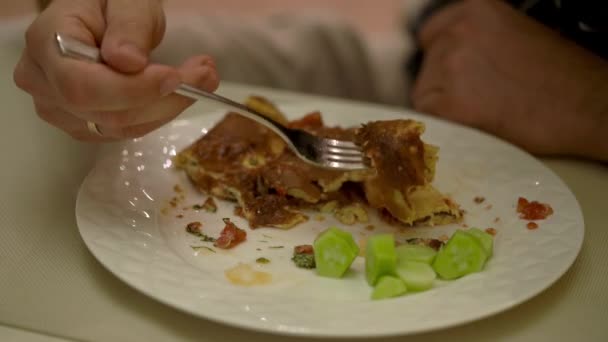 Gros plan d'une assiette blanche avec une omelette. Fourchette dans une main d'homme. Petit déjeuner rapide . — Video
