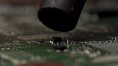 Sıcak Hava İstasyonu'ndan devre lehimleme kullanarak küçük yüzey monteli elektronik mikroçip desolder. Closeup makro.