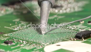 Lehim topları altında bir entegre devre baskılı devre kartı chip kılavuz dizisi reballing. Closeup makro.