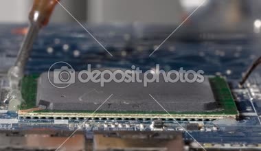 Bga rework istasyonu üzerinde bulunan bir mikroişlemci pcb gelen desoldering önce bir sıvı flux hamur etrafında kılavuz dizi koyarak. Closeup makro.