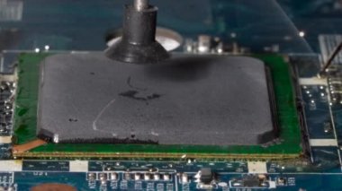 Kılavuz dizi mikroişlemci yongası vakum pick-up sistemiyle pompa ile bga rework istasyonu bulunan pcb kaldırılıyor. Closeup makro.
