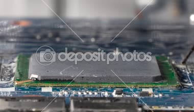 Akı Yapıştır etrafında kılavuz dizi mikroçip kaynar. Bir mikro bga rework istasyonu üzerinde bulunan pcb gelen desoldering. Closeup makro.