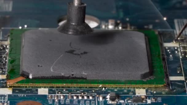 Extracción del chip de microprocesador de matriz de rejilla del pcb ubicado en la estación de retrabajo de bga utilizando un sistema de recolección al vacío con bomba. Primer plano macro . — Vídeo de stock