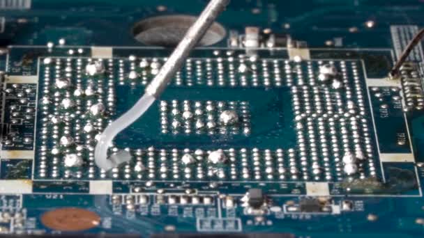 Apply flux and solder balls for a successful reball procedure on the pcb. Closeup macro. — Stock Video