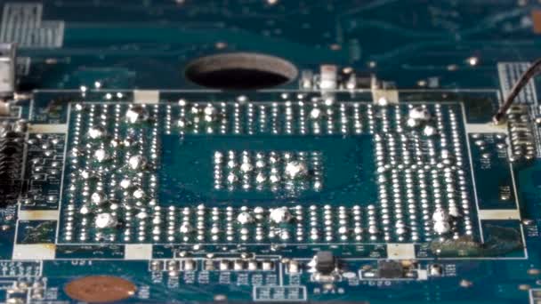 Hete bga ballen solderen op de pcb verwarmd door bga rework station. Close-up macro. — Stockvideo