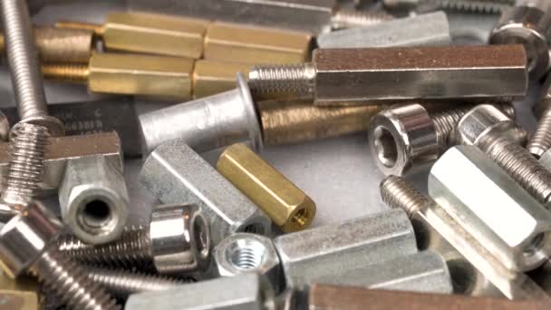 Montón de separadores de soporte de pcb, tornillos y tuercas. Elegir el correcto usando las pinzas. Primer plano macro . — Vídeo de stock