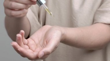 Genç bir kadın lavanta yağı bileğinde geçerlidir ve cilt içine losyonları. Saat yönünde hareketleri bir close-up.