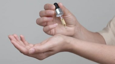 Bir close-up bir kadın eli. O elinde lavanta yağı düşüyor. SideView.