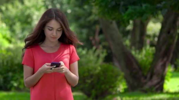 Gros Plan Une Belle Jeune Femme Dans Nature Tenant Téléphone — Video