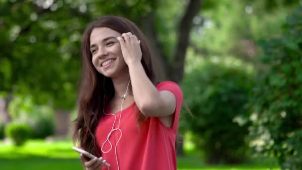 Primer Plano Una Hermosa Mujer Joven Con Auriculares Escuchando Música — Vídeos de Stock