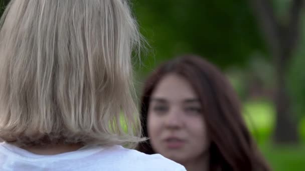 Dos Mujeres Están Hablando Naturaleza Una Mujer Pelo Rubio Está — Vídeos de Stock