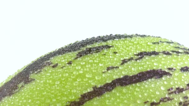 Macro tiro de pepino verde inteiro. Gire lentamente na plataforma giratória isolada no fundo branco. Close-up — Vídeo de Stock