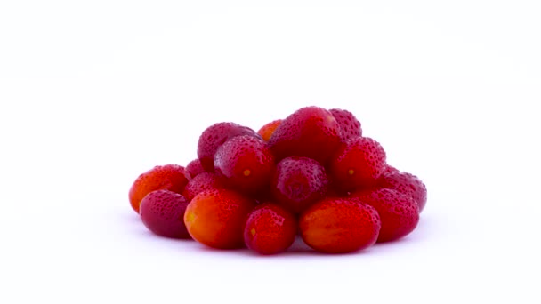 Close-up opnames van een stapel van cornelian cherry kornoelje vruchten met water druppels. Draaien op de draaitafel. Geïsoleerd op de witte achtergrond. Close-up. — Stockvideo