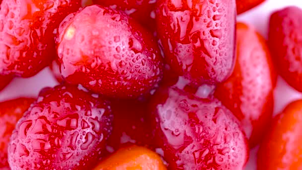 Disparos macro. Vista superior desde arriba de un montón de frutas de cherry dogwood cornalina con gotas de agua. Girando en el tocadiscos. Aislado sobre el fondo blanco. Primer plano. . — Vídeos de Stock