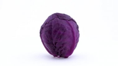 Su damlaları ile bir bütün mini mor lahana beyaz arka plan üzerinde izole pikap üzerinde döner. Yakın çekim. Makro.