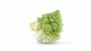Bir bütün chartreuse renk mini romanesco karnabahar. Turntable döner. Beyaz arka plan üzerinde izole. Yakın çekim. Makro.