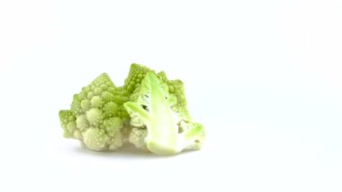 İki tam ve bir yarım çerçeve romanesco karnabahar yarısı beyaz arka plan üzerinde izole pikap üzerinde dönen. Yakın çekim. Makro.