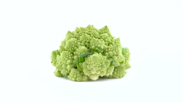 Ein ganzer Mini-Romanesco-Brokkoli rotiert isoliert auf dem Plattenteller auf weißem Hintergrund. Nahaufnahme. Makro. — Stockvideo