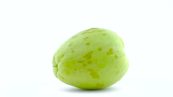 Ένα ολόκληρο chayote φρούτα. Περιστρεφόμενη στο πικάπ. Απομονωμένα σε λευκό φόντο. Γκρο πλαν. Μακροεντολή. — Αρχείο Βίντεο