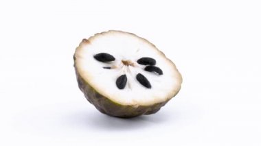 Yarı olgun annona meyve. Şeker elma meyve tohumları ile hamuru. Beyaz arka plan üzerinde izole pikap üzerinde döner. Yakın çekim. Makro.