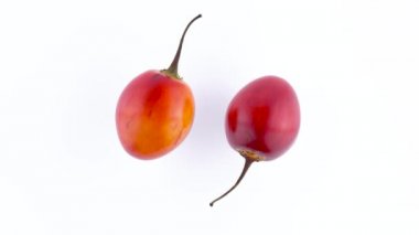 Bir iki Bütün Konfit tamarillo meyvelerin en iyi görünümü yukarıdaki. Beyaz arka plan üzerinde izole pikap üzerinde döner. Yakın çekim. Makro.