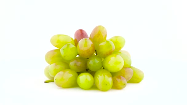 Un ramo de uvas blancas. Girando lentamente en el tocadiscos. Aislado sobre el fondo blanco. Primer plano. Macro . — Vídeos de Stock