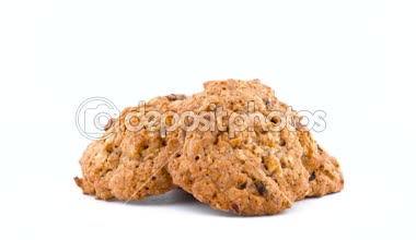 Üç yumuşak ve sıkı yulaf ezmesi kuru üzüm kurabiyeleri pikap üzerinde döner. Beyaz renk arka plan üzerinde izole. Yakın çekim. Makro.