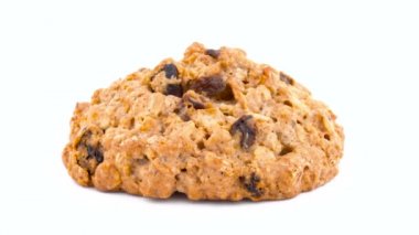 Makro cookielerin pikap üzerinde dönen bir tam kare bir yulaf ezmesi kuru üzüm. Beyaz renk arka plan üzerinde izole.