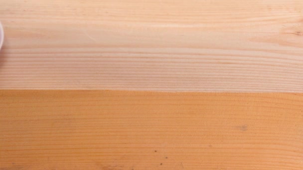 Primer plano de la máquina amoladora eléctrica puliendo una tabla de madera. Copiar espacio . — Vídeo de stock