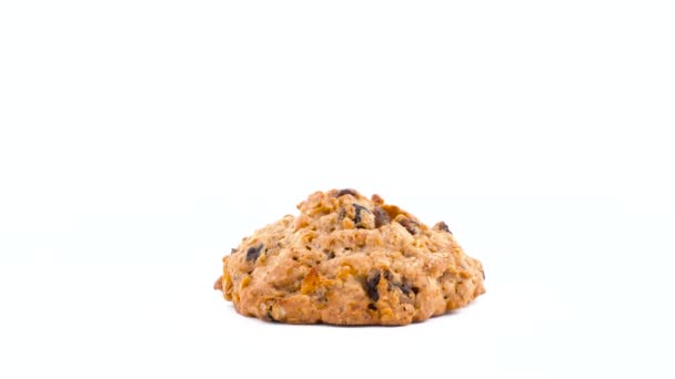Bir yulaf ezmesi kuru üzüm kurabiye pikap üzerinde döner. Beyaz renk arka plan üzerinde izole. Yakın çekim. Makro. — Stok video