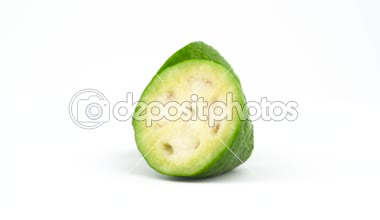 Olgun feijoa meyve su ile iki yarısı bırakır. Beyaz arka plan üzerinde izole pikap üzerinde döner. Yakın çekim. Makro.
