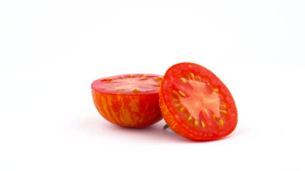 レッド グローブの つの半分には トマトがストライプ化されます 白い背景で隔離のターン テーブル上をゆっくり回転させます クローズ アップ マクロ — ストック動画