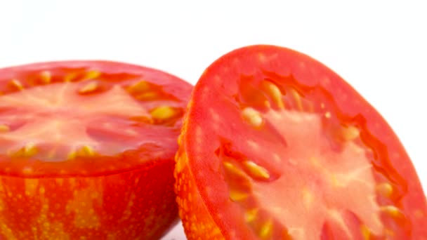 宏观射击 红地球条纹番茄的横断面 在白色背景上的转盘上慢慢旋转 — 图库视频影像