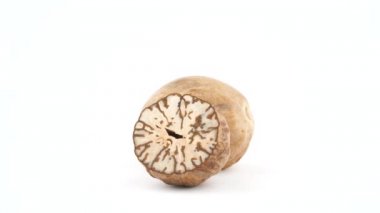 Yarım kesilmiş ve bir bütün Hindistan cevizi. Beyaz arka plan üzerinde izole pikap üzerinde hızlı bir şekilde döner. Yakın çekim. Makro.