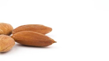 Yıldız yarım çerçeve dönen altı soyulmuş badem şeklinde beyaz arka plan üzerinde sol tarafında. Yakın çekim. Makro. Kopya alanı.