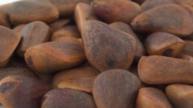 Makro, raw çekim çam fıstığı kazık kabuklu. Turntable döner. Beyaz arka plan üzerinde izole. Yakın çekim.