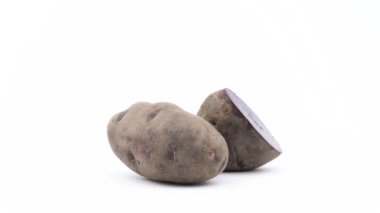 Bir bütün truffe de Chine patates ve bir mor patates yarısı. Beyaz arka plan üzerinde izole pikap üzerinde döner. Yakın çekim. Makro.