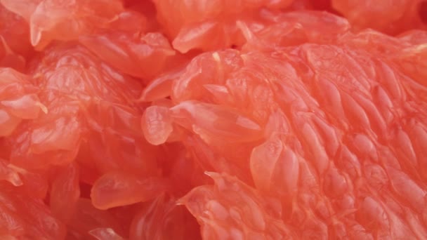 粉红色葡萄柚果肉的宏观射击 在转盘上慢慢旋转 — 图库视频影像