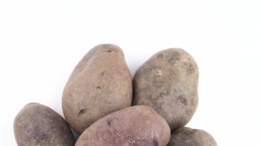 Yarım çerçeve mor patates. Beyaz arka plan üzerinde izole pikap üzerinde yavaş yavaş döner. Yakın çekim. Makro. Kopya alanı.