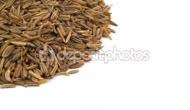 Yarım çerçeve. Kimyon tohumu yığını. Dikey döndürme. Beyaz arka plan üzerinde izole. Yakın çekim. Makro.