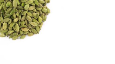 Kimyon tohumu yığın üst sol köşesindeki çeyrek kare veya daire şeklinde. Turntable döner. Beyaz arka plan üzerinde izole. Yakın çekim. Makro. Kopya alanı.