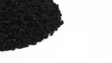 Yarım çerçeve. Siyah kimyon yığını. Dikey döndürme. Beyaz arka plan üzerinde izole. Yakın çekim. Makro.