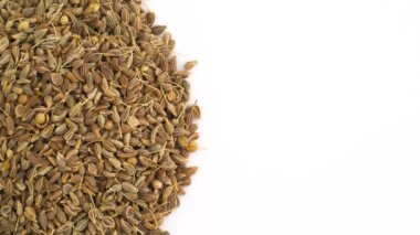 Yarım çerçeve. Anason tohumu yığını. Dikey döndürme. Beyaz arka plan üzerinde izole. Yakın çekim. Makro.