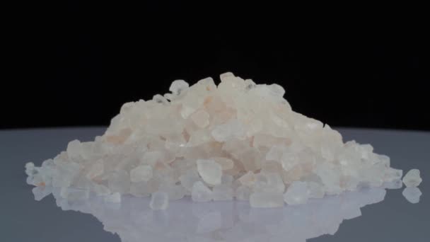Saltkristaller Heap Roterande Skivtallriken Isolerad Den Svarta Bakgrunden Närbild Makro — Stockvideo